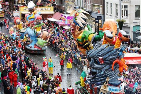 carnaval  samen biertje drinken  de kroeg samen zingen en hossen zit er niet