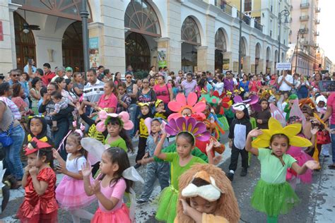 familias veracruzanas disfrutan del tradicional desfile de la primavera