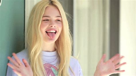 proponen a elle fanning como la nueva catwoman para the batman