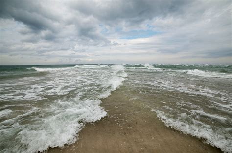 noordzee ontmoet baltische zee oostzee van ellis peeters op canvas behang en meer oostzee