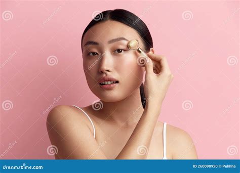 Massagem Facial Mulher Asiática Sensual Usando Rolo Facial Jade Para