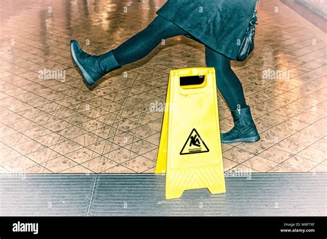 caution wet floor sign on fotografías e imágenes de alta resolución alamy