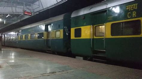 pune nagpur garib rath express entering manmad junction railway