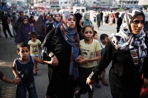 Fotojournalismus Thousands Flee Gazas Shujaiyah After Porn Photo Pics