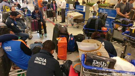 douane houdt indische schietploeg uren vast op luchthaven van delhi sporza