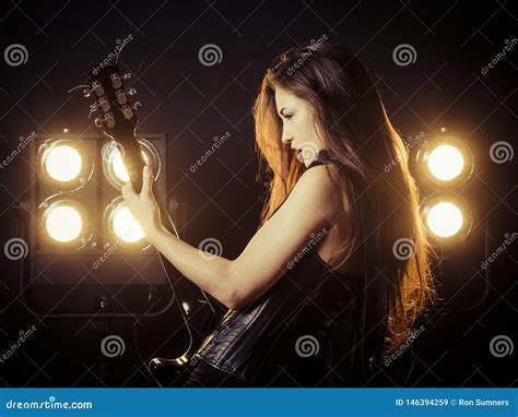 femme sexy jouant la guitare lectrique sur l tape image stock image