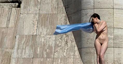 Un Desnudo En El Monumento A La Bandera Generó Polémica En Rosario
