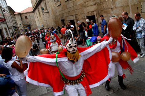 el carnaval de galicia se exhibe en santiago  mas de  participantes