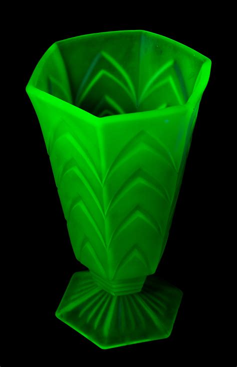 File Fluorescent Uranium Depression Glass  Wikimedia Commons