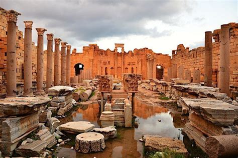 stunning roman ruins   italy