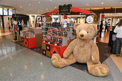 fao schwarzs   airport store opens  jfk airport