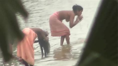 indian women bathing by the river xvideos