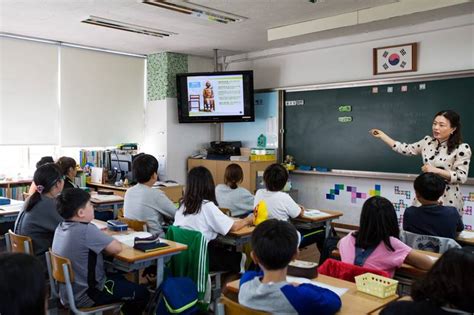 seoul brings ‘comfort women dispute into classroom wsj