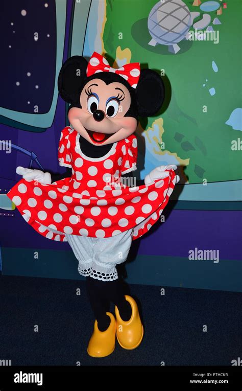 minnie mouse poses  photographs  magic kingdom walt disney world