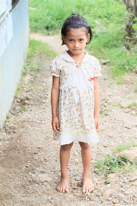 menina descalça do indonésio foto editorial imagem de terra poeira
