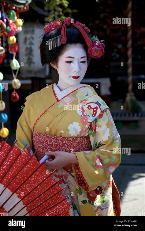Portrait D Une Femme Japonaise Geisha Posant Pour Une Photo Zone De