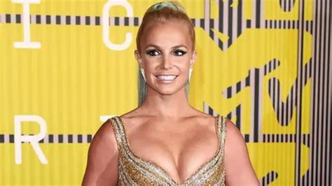 Britney Spears Makes Messy Instagram Comeback Smears Cake All Over Herself
