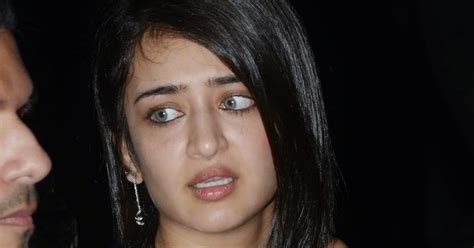 high quality bollywood celebrity pictures akshara haasan super sexy cleavage show at the