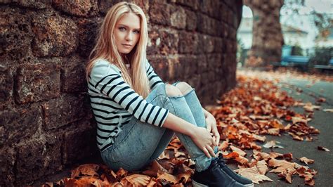 sexy cute and beautiful blonde teen girl wallpaper 2124
