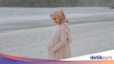 tetap modis saat hamil besar intip inspirasi gaya hijab