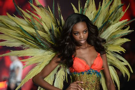 victoria s secret sends model with natural hair down