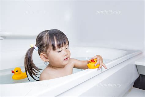 1人お風呂に入る幼い女の子 育児 成長 自立 入浴 衛生 清潔イメージ 写真素材 [ 5816862 ] フォトライブラリー