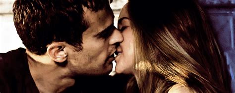 deleted divergent kiss scene omg the way they open their mouths so