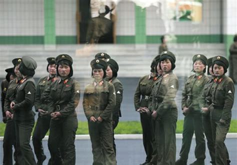 Women Soldiers In North Korea Soldiers Desert Post In