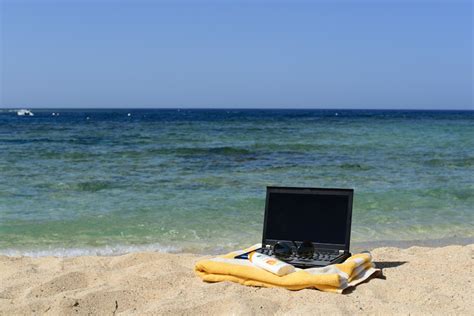 entreprenerd usa la tecnologia  trabajar desde la playa estas vacaciones