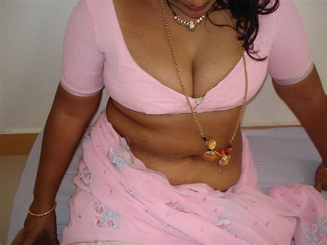 desi aunty removing bra n showing big boobs hot mom pics
