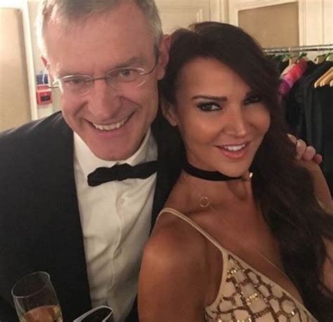 lizzie cundy flashes nipples as she suffers wardrobe