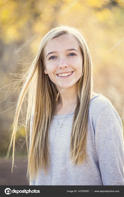 Beautiful Portrait Of Smiling Teen Girl Outdoors — Stock