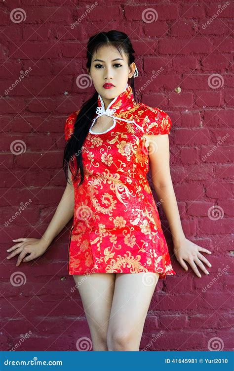 ragazza cinese  cinese la benedizione del cheongsam del cinese tradizionale immagine stock