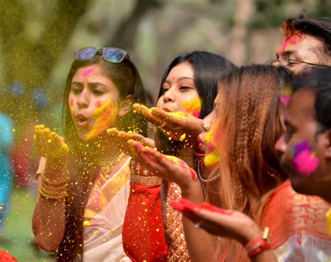 easy  effective ways  remove holi colours  harming