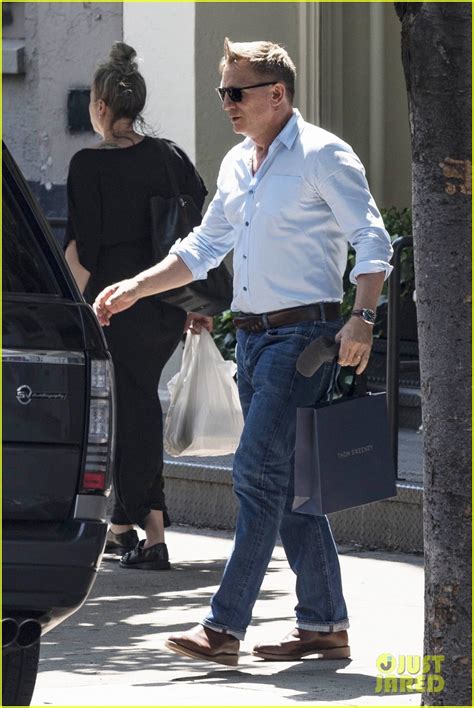 Full Sized Photo Of Daniel Craig Enjoys Some Solo Retail Therapy In Nyc