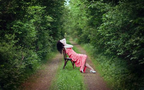 壁纸 森林 户外户外 妇女 黑发 绿色 椅子 粉红色的裙子 苍白 抬头看 路径 树 秋季 花 草地 林地