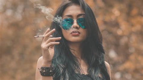 Indian Smoking Girl Status L Smoking Girls L Smoking Girl Prank Youtube
