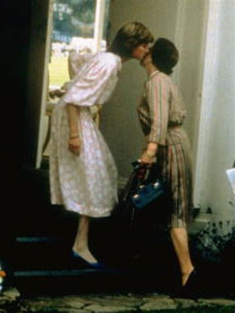 Picture Of Princess Diana Kissing The Queen Before Marriage To Prince