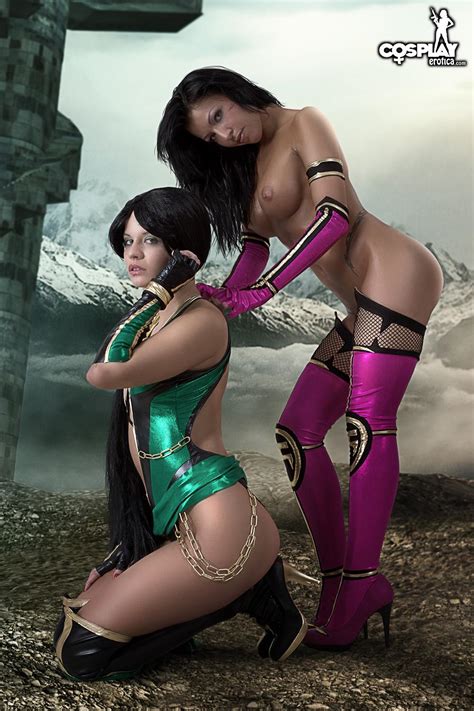 sexy cosplayers mea lee and ginger dress up as mileena and jade coed cherry