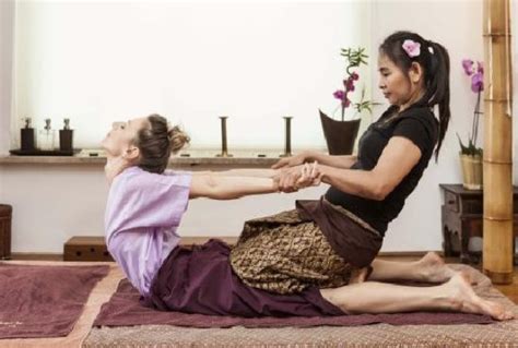traditional thai massage is done by applying rhythmic kneading pressure