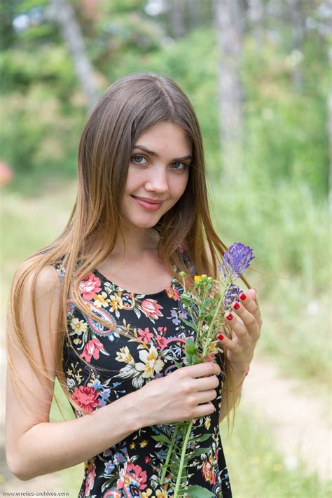 Русская девушка разделась в лесу и показала себя фото