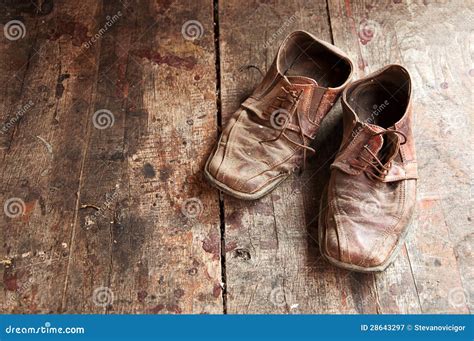 oude schoenen stock afbeelding image  verouderd twee