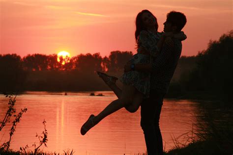 15 pictures of love couples at sunset couple sunset wallpapers