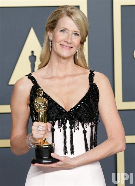 Photo Laura Dern Wins An Oscar At The 92nd Annual Academy Awards In