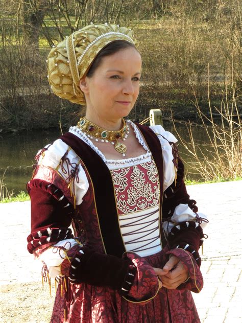 cranach kleid mit goldhaube um 1530 renaissance clothing renaissance