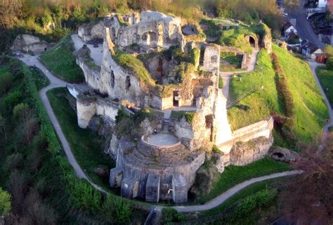 beleef de middeleeuwen bij kasteelruine valkenburg vakantie