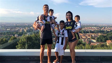 fußballer familie cristiano ronaldo postet bild mit kindern promiflash de