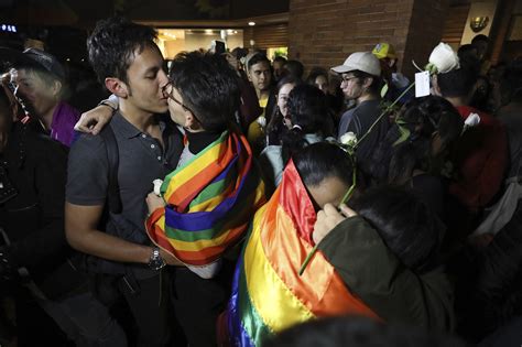 colombians stage kiss a thon in support of lgbt rights