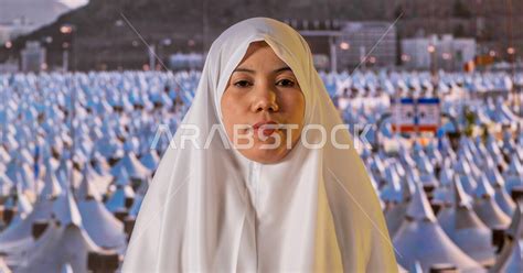 التقرب الى الله بأداء الطاعات إمراة مسلمة خليجية عربية سعودية ترتدي