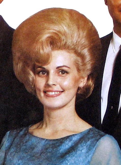35 Interesting Vintage Snapshots Of 1960s Women With Bouffant Hairstyle